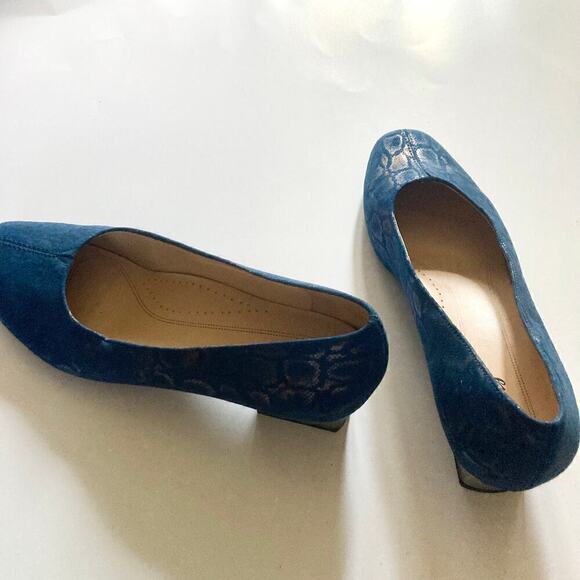 Trotters Women's Size 11.5M Navy Micro Doris Pump - Picture 4 of 9